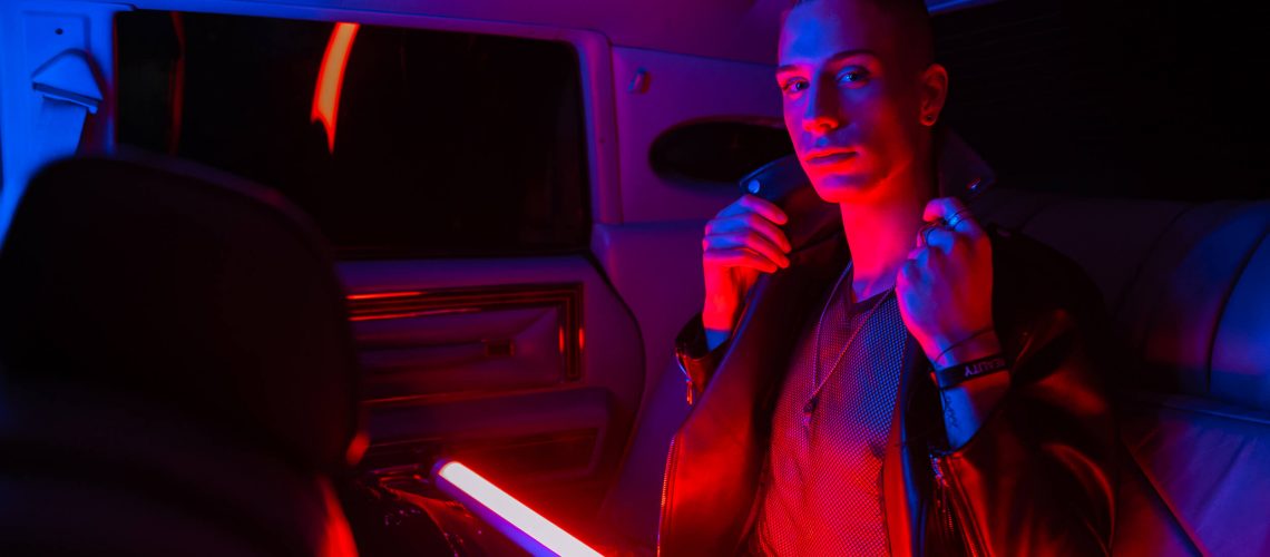 Marko Cuccurin u autu sa neon svjetlom